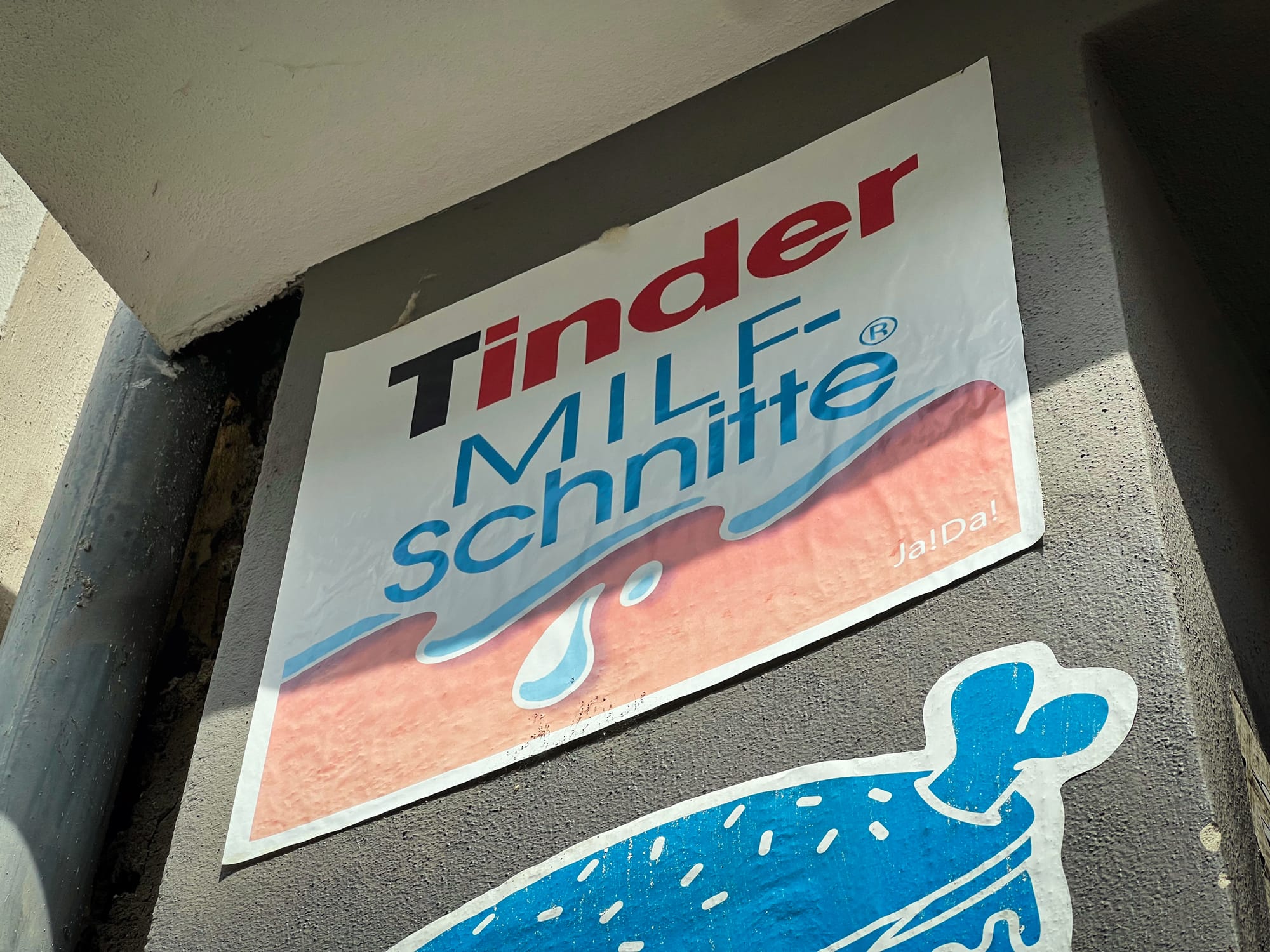 Urban Art mit dem Text "Tinder Milf Schnitte"