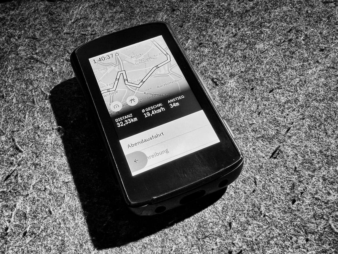 Hammerhead Karoo 2 Bike Computer als Foto in Schwarzweiß