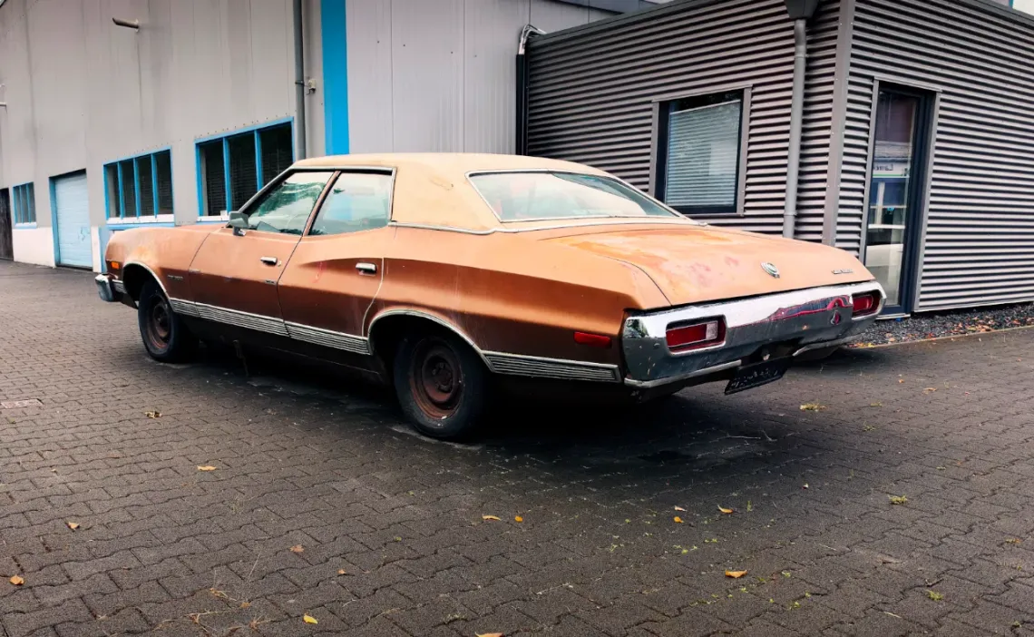 Amerikanisches Auto vor Werkstatt geparkt