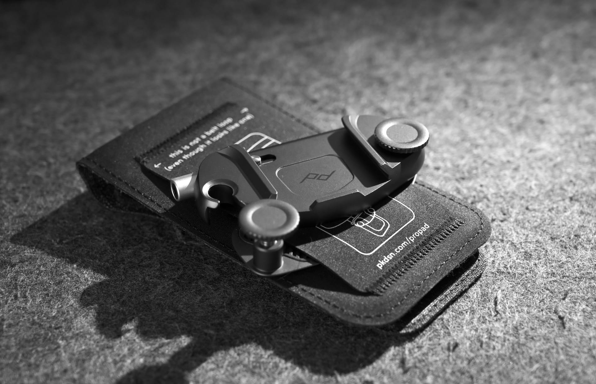 Schwarz Weiß Foto vom PeakDesign Capture Clip mit montiertem Pro Clip